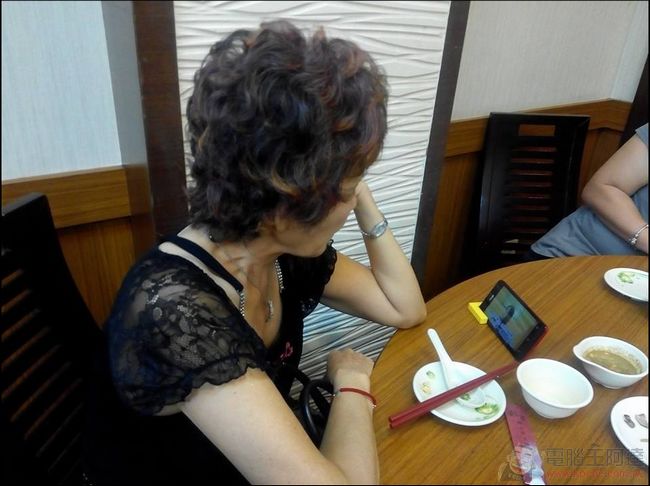 父親節送什麼禮物給長輩比較好?平價大螢幕旗艦 ASUS Zenfone 5 不錯用 - 電腦王阿達 10361590_827840717234533_4633726873179320761_n