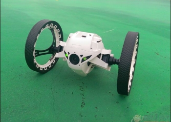 Parrot MiniDrones Jumping Sumo 開箱評測- 可用手機監控，會跳躍、翻滾，不怕摔的超級遙控車