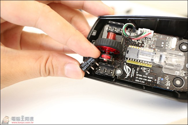 千元內最強!可更換微動開關的 ASUS ROG SICA 電競滑鼠 - 電腦王阿達 015