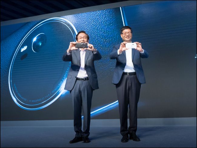 華碩推出世界最薄3倍光學變焦智慧型手機ZenFone Zoom(左-董事長施崇棠，右-執行長沈振來)
