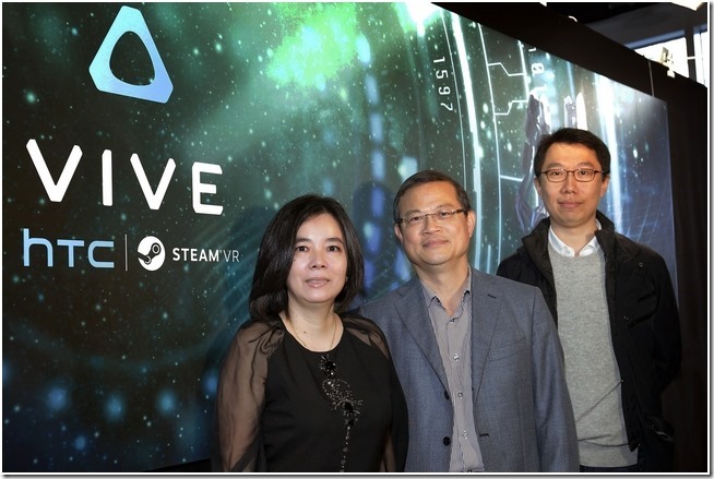 HTC北亞區總經理董俊良(中)攜手三創數位董事長郭守正(右)與蔡家國際總經理蔡若芸(左),為「HTC Vive體驗之月」開幕,邀請台灣消費者到尖端科技的集散地─三創生活園區,體驗極具未來感的虛擬世界帶來的驚奇。 HTC北亞區總經理董俊良(中)攜手三創數位董事長郭守正(右)與蔡家國際總經理蔡若芸(左),為「HTC Vive體驗之月」開幕,邀請台灣消費者到尖端科技的集散地─三創生活園區,體驗極具未來感的虛擬世界帶來的驚奇。