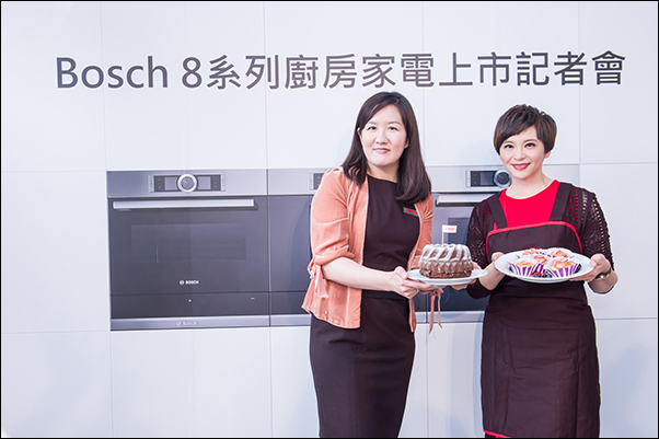 Bosch 8 系列廚電今日發表會邀請到模範主播媽咪張珮珊 現場展現出拿手簡單料理 左為Bosch博世家電品牌通路行銷協理何涵