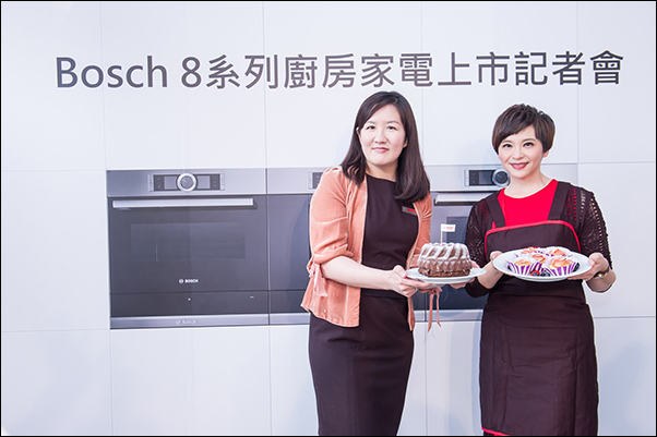 Bosch 8 系列廚電今日發表會邀請到模範主播媽咪張珮珊,現場展現出拿手簡單料理,左為Bosch博世家電品牌通路行銷協理何涵.jpg Bosch 8 系列廚電今日發表會邀請到模範主播媽咪張珮珊 現場展現出拿手簡單料理 左為Bosch博世家電品牌通路行銷協理何涵