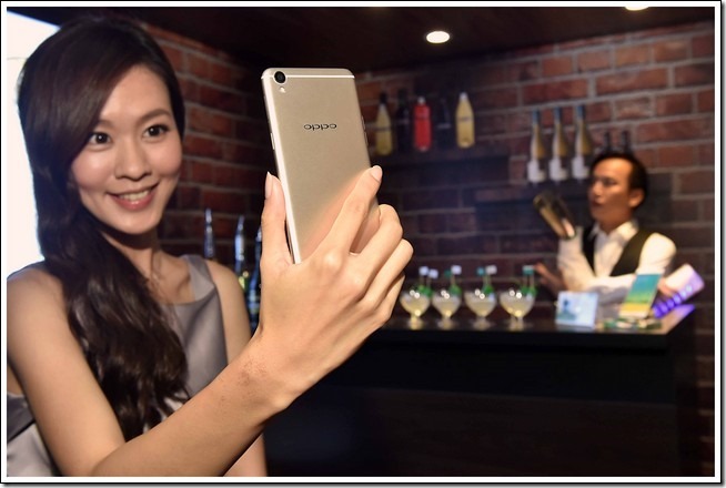 OPPO R9 暗光自拍螢幕自動補光,夜晚和低光源環境自拍一樣亮麗 OPPO R9 暗光自拍螢幕自動補光,夜晚和低光源環境自拍一樣亮麗