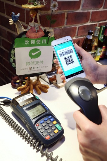 WeChat新聞照3 微信支付正式進入台灣市場 為陸客帶來許多便利 同時也刺激了消費意願 以快速便捷的支付服務創造 嗶 經濟
