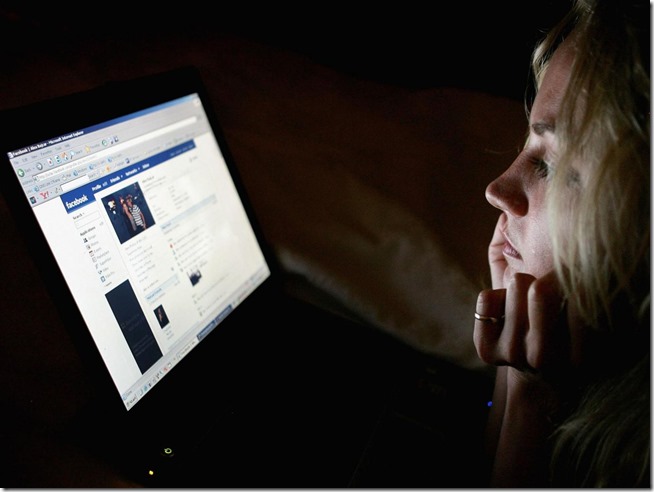 Facebook 竊聽疑雲再起,這真是個解不開的謎團 - 電腦王阿達 womanfacebook_0