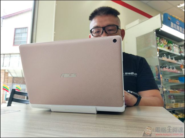 ASUS ZenPad10 Z300CNL開箱評測,顏值超高具備4G LTE 上網能力可隨時追劇的變形平板 - 電腦王阿達 IMAG1956