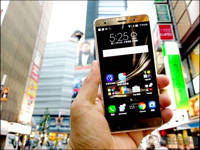 ASUS ZenFone 3 Deluxe閃耀金開箱評測 至今地表最強、規格最好、照相畫素最高的Android旗艦手機 - 電腦王阿達 ZenFone 3-deluxe-%e9%96%8b%e7%ae%b1-29