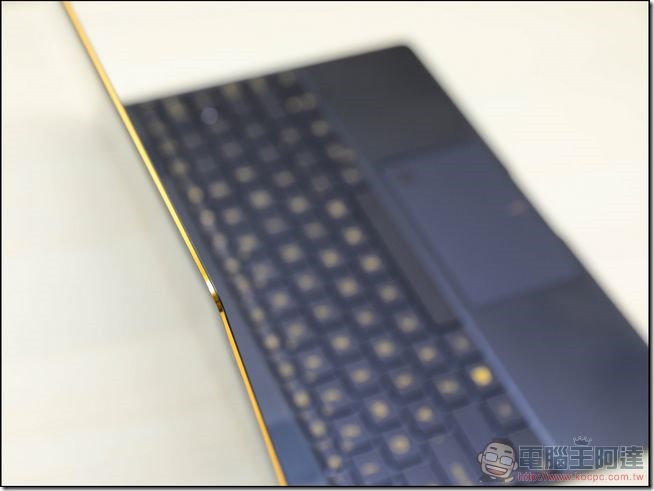 ASUS-ZenBook3-UX390-開箱-34