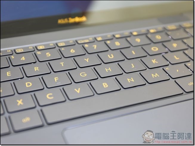 ASUS-ZenBook3-UX390-開箱-24