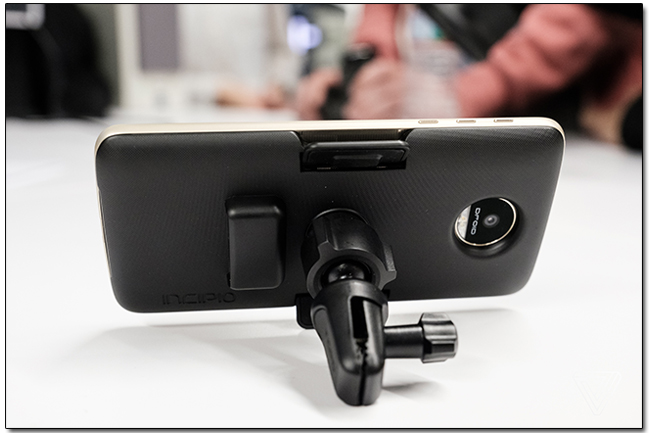 Moto Mods 推出新模組:Mophie 電池模組與Incipio車架模組 - 電腦王阿達 01