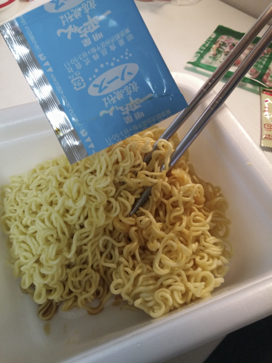 小薛日記16/12/24 聖誕節之我一定要吃蛋糕!(神難吃蛋糕炒麵挑戰) - 電腦王阿達 小薛日記16/12/24 聖誕節之我一定要吃蛋糕!(神難吃蛋糕炒麵挑戰) - 電腦王阿達