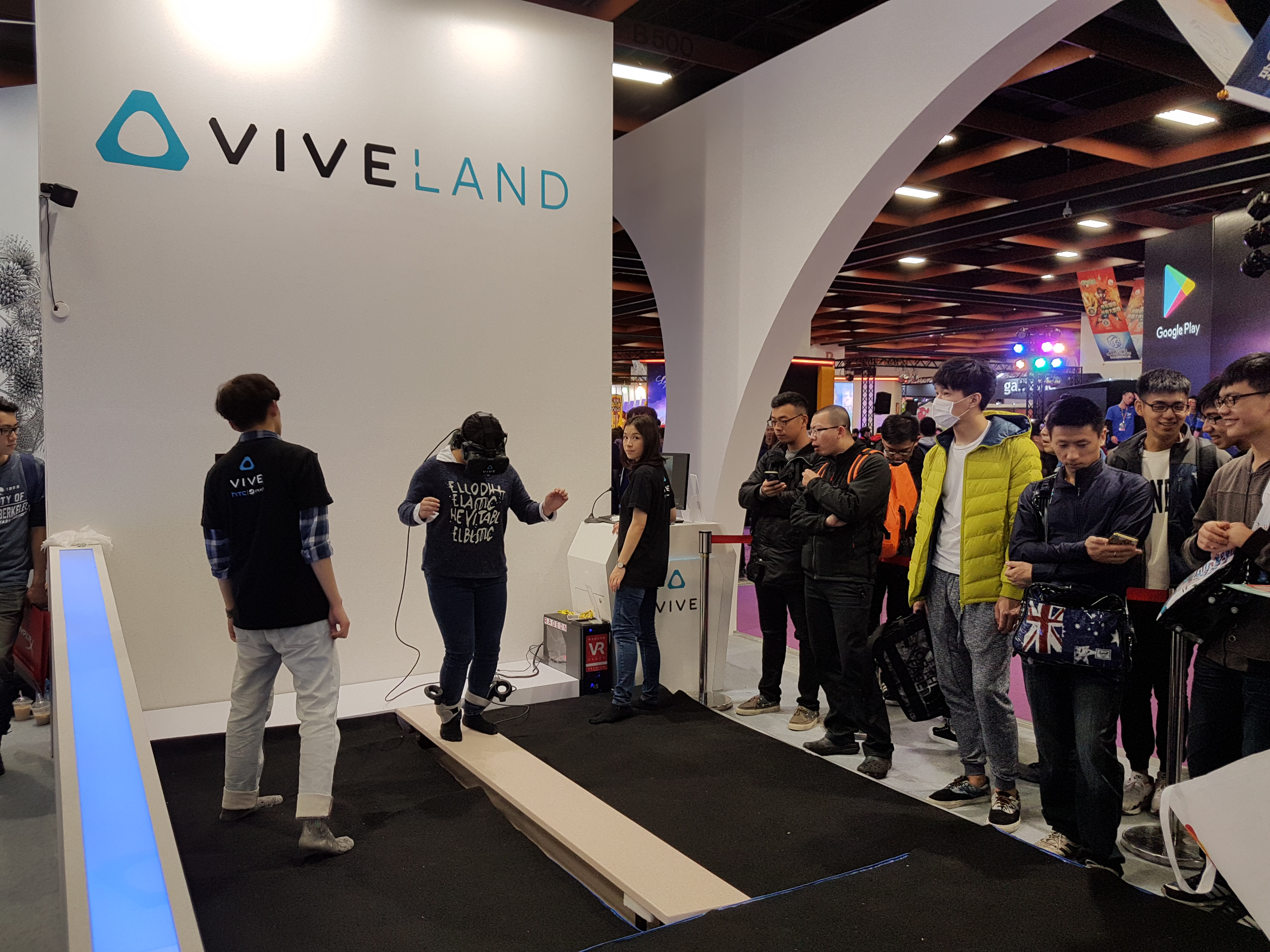 【TpGS2017】移動定位器、專屬頭戴式耳機在台首度曝光　­­­­­HTC VIVE展出ViVE STUDIOS自製的全新虛擬實境內容 - 電腦王阿達