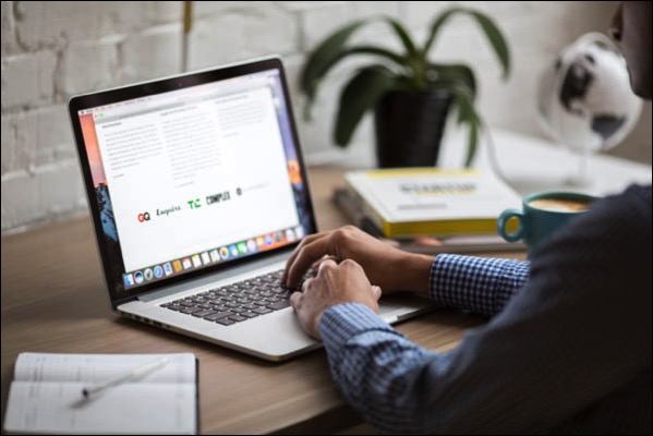 man-using-macbook-air_4460x4460.jpg Man using macbook air 4460x4460