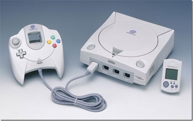 一張 Dreamcast VMU 記憶卡與 SEGA 復刻迷你掌機的合照，瞬間勾起老玩家的敗家魂 - 電腦王阿達