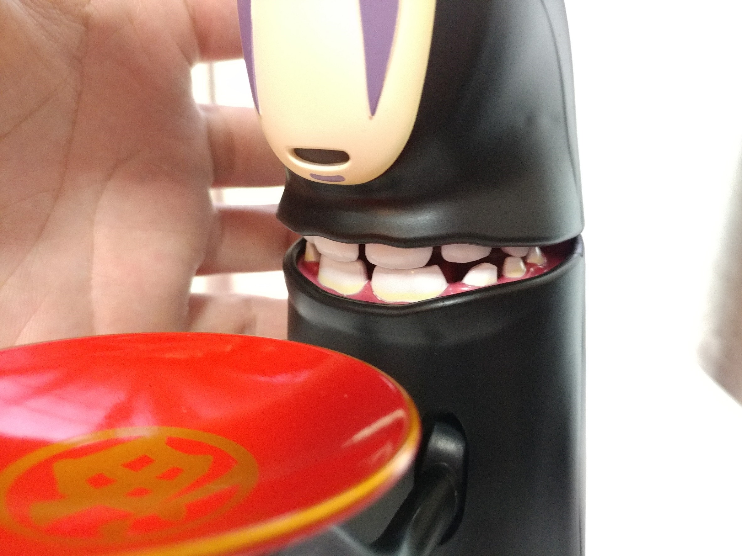 吃光你錢錢!無臉男存錢桶開箱(カオナシむしゃむしゃ貯金箱) - 電腦王阿達 吃光你錢錢!無臉男存錢桶開箱(カオナシむしゃむしゃ貯金箱) - 電腦王阿達