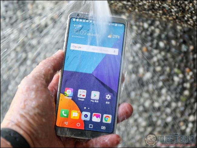 LG G6 開箱 、評測、評價 可單手掌控、IP68防水防塵、18:9 QHD+ 5.7吋螢幕、前後雙廣角的拍照旗艦 - 電腦王阿達 LG G6 開箱 -30