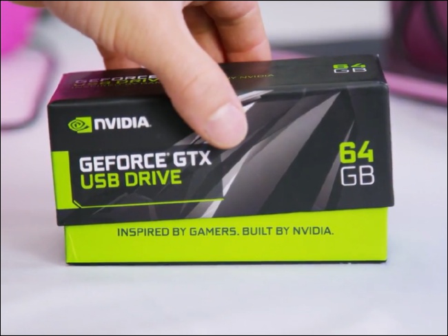 為愚人節打造的 GeForce GTX G-Assist 顯卡造型隨身碟，被 Youtuber 半惡搞地試驗 SLI 的可行性 - 電腦王阿達