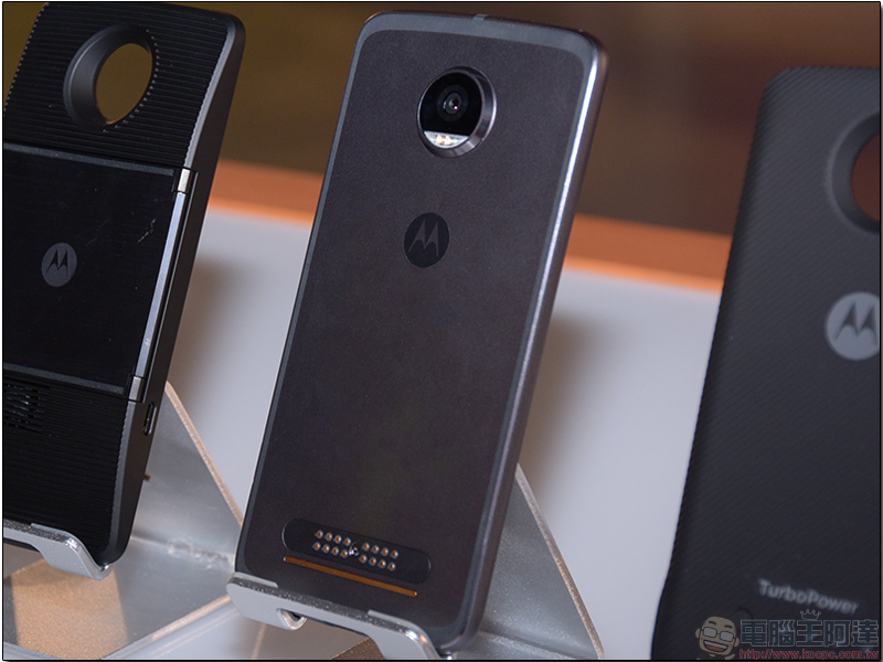 Moto Z2 Play 與新手機模組在台正式推出,並可相容前代模組化背蓋,售價 14990 元 - 電腦王阿達 Moto Z2 Play 與新手機模組在台正式推出,並可相容前代模組化背蓋,售價 14990 元 - 電腦王阿達