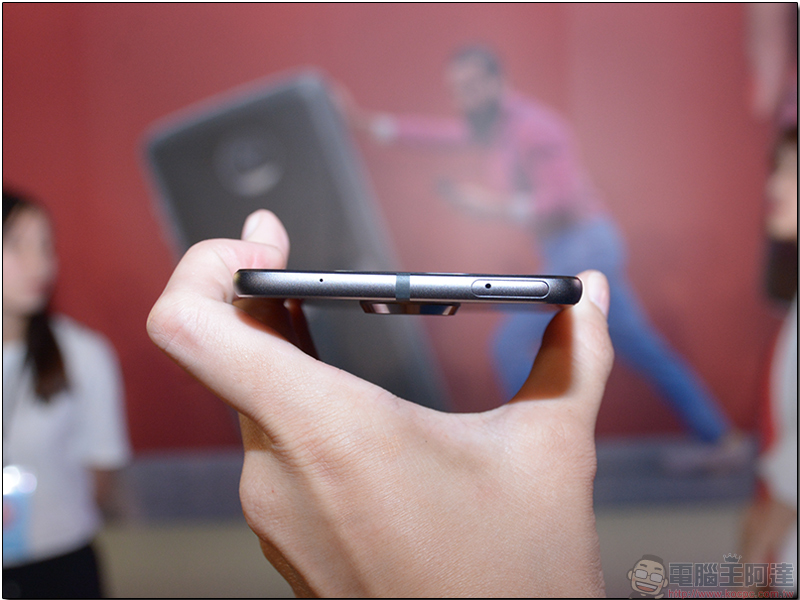 Moto Z2 Play 與新手機模組在台正式推出,並可相容前代模組化背蓋,售價 14990 元 - 電腦王阿達 Moto Z2 Play 與新手機模組在台正式推出,並可相容前代模組化背蓋,售價 14990 元 - 電腦王阿達