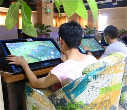 手遊「 王者榮耀 」太紅，中國網咖甚至為手遊玩家開闢專區 - 電腦王阿達
