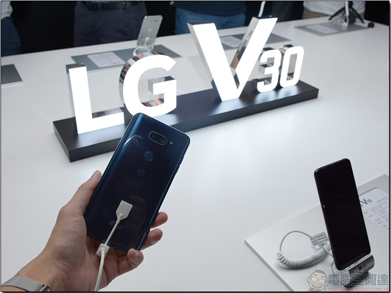 [ IFA2017 ] LG 新一代下半年旗艦 LG V30 、 V30+ 正式發表，前後廣角攝影功能再進化(內有四色實機圖) - 電腦王阿達