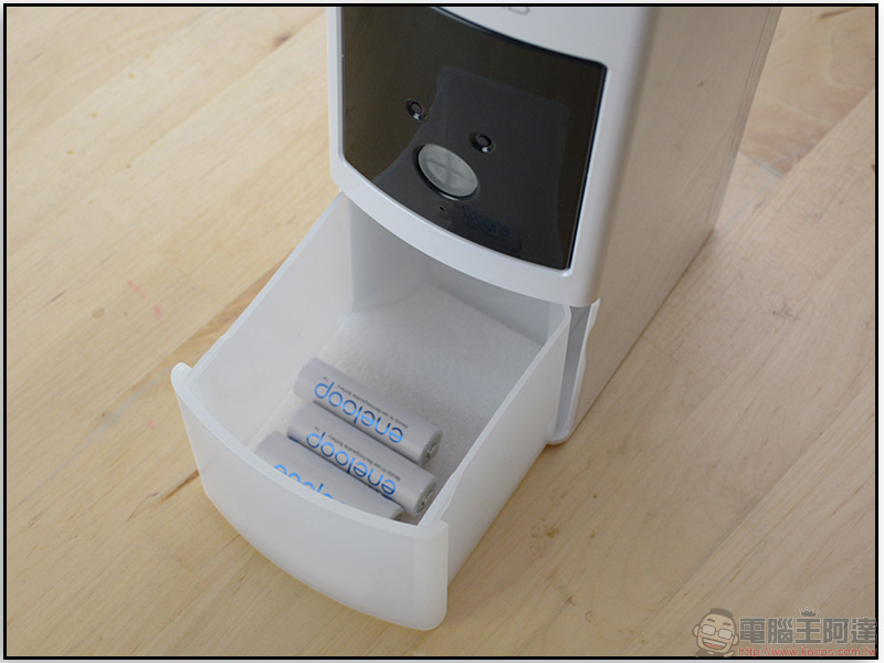 ENEROID Deluxe EN20B EN20D 自動充電塔開箱,電池丟進去就充飽 - 電腦王阿達 ENEROID Deluxe EN20B EN20D 自動充電塔開箱,電池丟進去就充飽 - 電腦王阿達