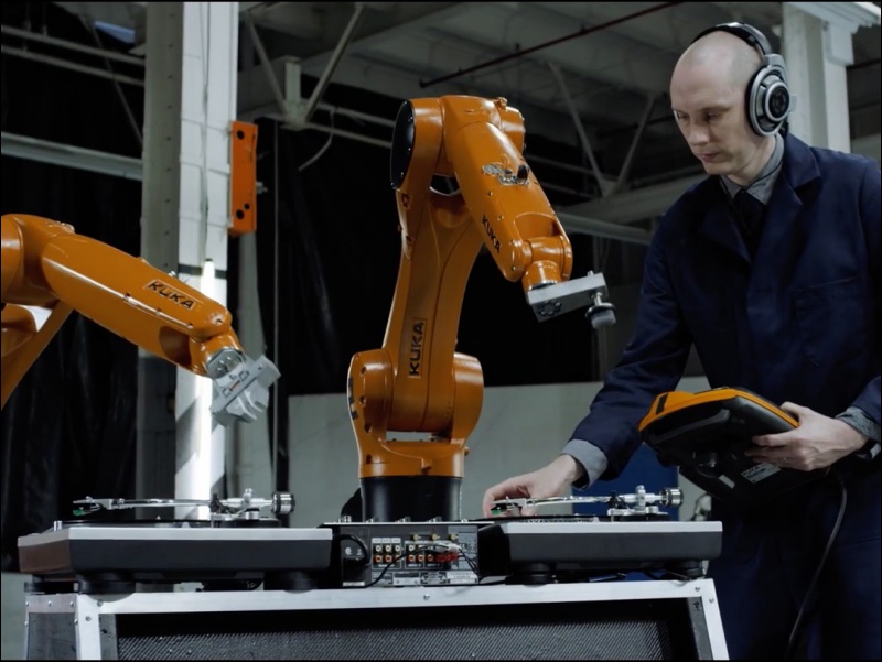 工業用機械臂 也能組樂團，紐西蘭作曲家在新曲 MV 中起用一批機械臂來彈奏樂器 - 電腦王阿達
