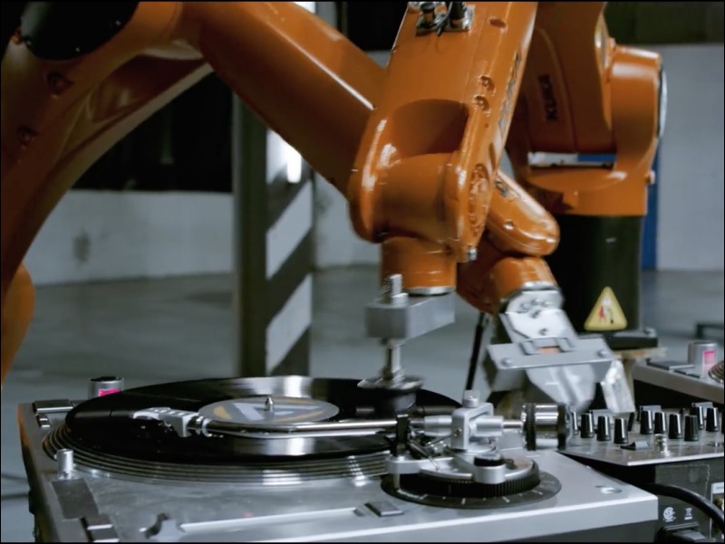 工業用機械臂 也能組樂團，紐西蘭作曲家在新曲 MV 中起用一批機械臂來彈奏樂器 - 電腦王阿達