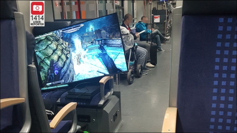 德國玩家超狂， 火車上打電動 還自備超大電視跟延長線 - 電腦王阿達