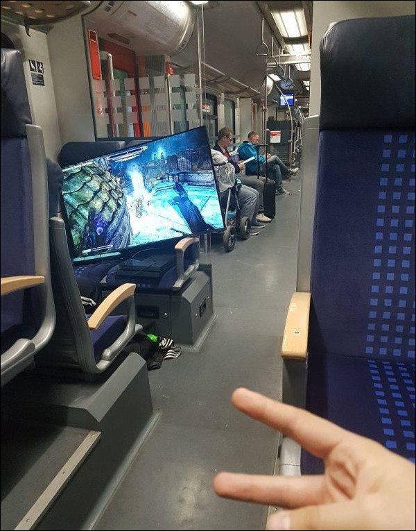 德國玩家超狂， 火車上打電動 還自備超大電視跟延長線 - 電腦王阿達