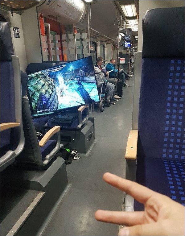 德國玩家超狂, 火車上打電動 還自備超大電視跟延長線 - 電腦王阿達 德國玩家超狂, 火車上打電動 還自備超大電視跟延長線 - 電腦王阿達