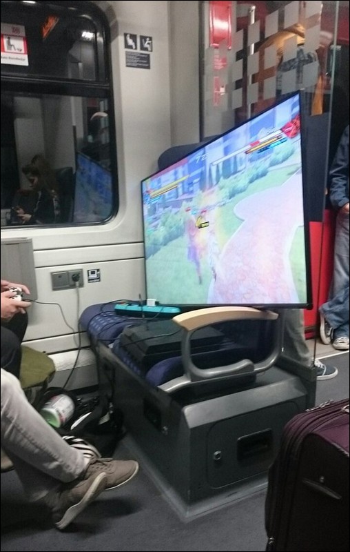 火車上打電動 火車上打電動