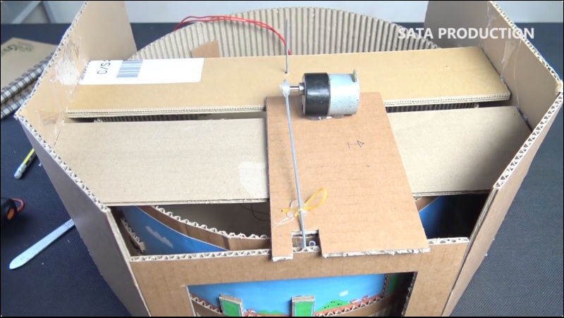 達人用瓦楞紙製作 紙箱超級瑪利歐 ，不但會動還可以玩 - 電腦王阿達