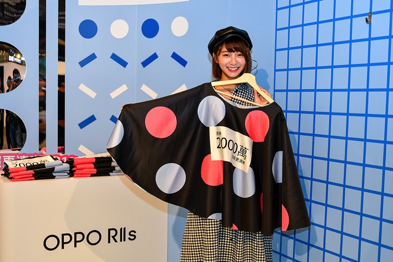 圖說:由人氣網紅黃于恩 溫妮率先體驗OPPO R11s風格實驗室。「玩色更衣間」會先由工作人員引導換上印有「前後2000萬」字樣的點點斗篷,正式開啟一趟精采的風格實驗之旅.jpg 圖說 由人氣網紅黃于恩 溫妮率先體驗OPPO R11s風格實驗室 玩色更衣間 會先由工作人員引導換上印有 前後2000萬 字樣的點點斗篷 正式開啟一趟精采的風格實驗之旅