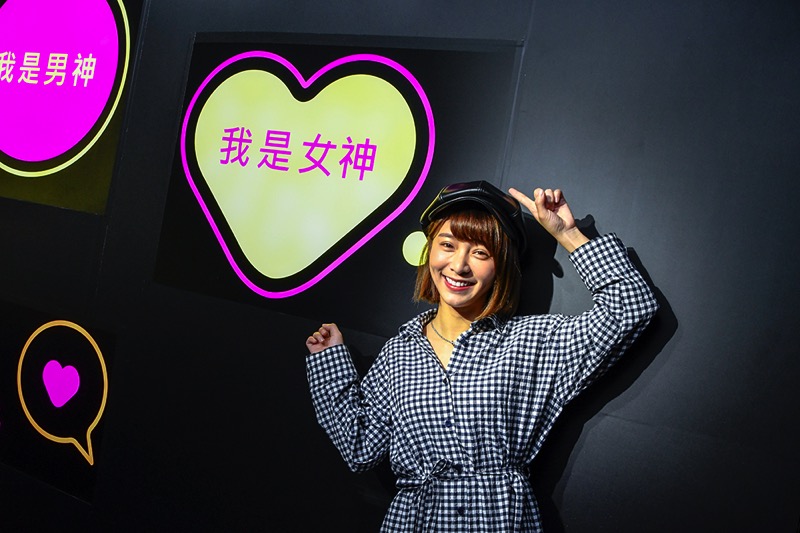 圖說:「夜光派對區」有著色彩鮮豔撩人的霓虹燈光,如同置身在夜店一般展開一場搖滾派對!OPPO R11s能智慧偵測拍攝環境,在低光源之下依舊能清晰呈現,完美捕捉時尚夜生活裡最精彩動人的時刻.jpg 圖說 夜光派對區 有著色彩鮮豔撩人的霓虹燈光 如同置身在夜店一般展開一場搖滾派對 OPPO R11s能智慧偵測拍攝環境 在低光源之下依舊能清晰呈現 完美捕捉時尚夜生活裡最精彩動人的時刻