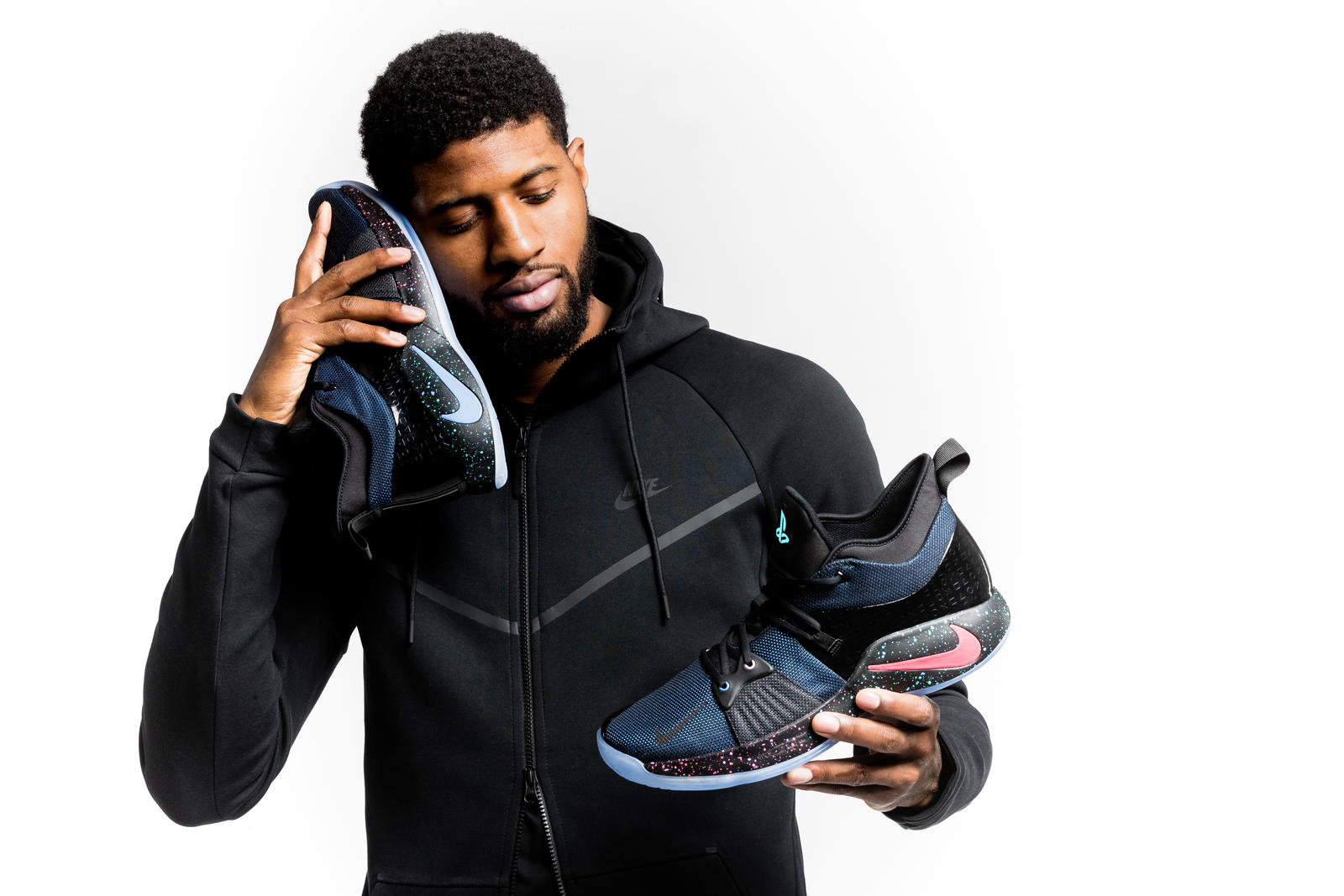 Nike 聯手 PlayStation 推出 DualShock 4 主題 PG2 簽名鞋，會震動還會發亮 - 電腦王阿達