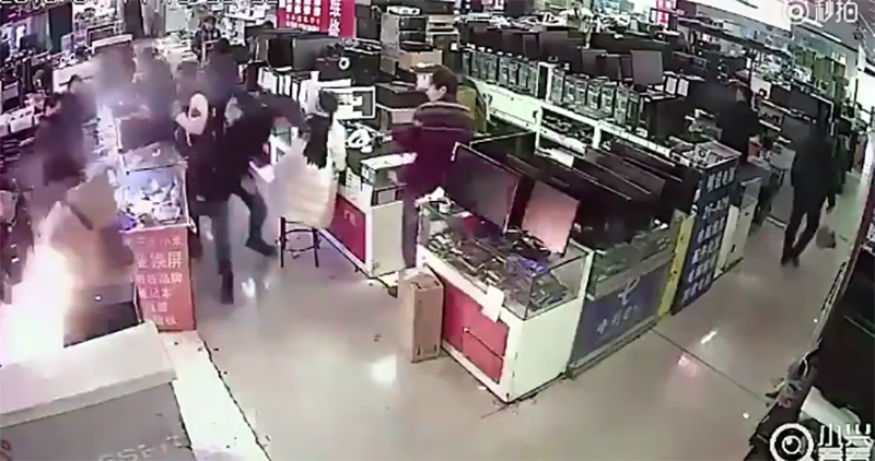 中國男子口咬 iPhone 電池檢驗真偽竟引發爆炸意外 - 電腦王阿達 中國男子口咬 iPhone 電池檢驗真偽竟引發爆炸意外 - 電腦王阿達