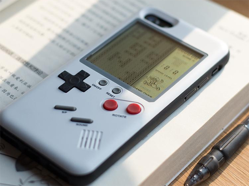 iPhone 專用 Wanle Case 背蓋內含 10 款遊戲，手機翻身就變 Game Boy - 電腦王阿達