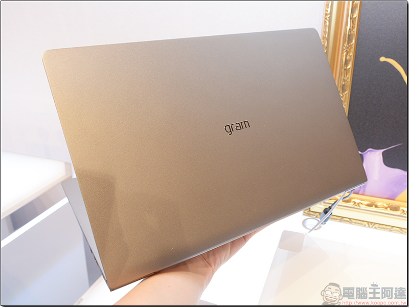 LG gram 輕薄筆電正式登台,重量僅995 公克續航達 21.5 小時 - 電腦王阿達 LG gram 輕薄筆電正式登台,重量僅995 公克續航達 21.5 小時 - 電腦王阿達