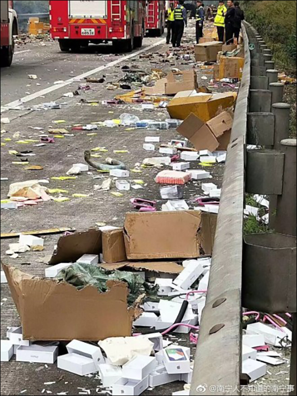中國廣西貨車車禍,現場大量 iPhone X 散落一地 - 電腦王阿達 中國廣西貨車車禍,現場大量 iPhone X 散落一地 - 電腦王阿達