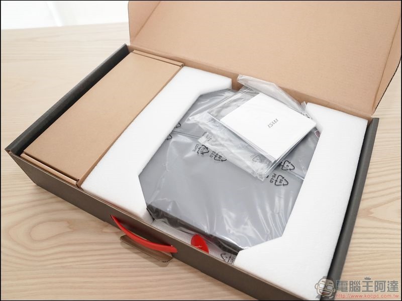 MSI VORTEX G25 8RE 開箱 - 03 MSI VORTEX G25 8RE 開箱 - 03