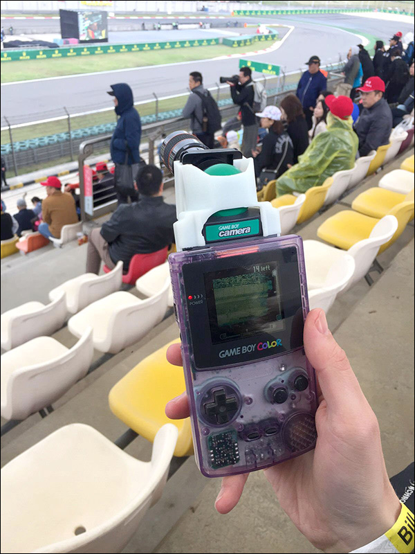 車迷以 GameBoy 相機 搭配手機用望遠鏡頭拍攝 F1 賽事 - 電腦王阿達 車迷以 GameBoy 相機 搭配手機用望遠鏡頭拍攝 F1 賽事 - 電腦王阿達