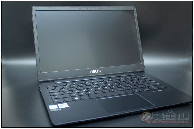 ASUS ZenBook 13 開箱、評測 美．力 隨型、985g 超輕薄時尚外型與高效能兼具的選擇 - 電腦王阿達