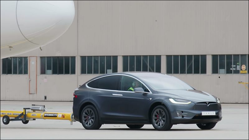 Tesla Model X 輕鬆拖動重達 130 噸的波音 787 夢幻客機 - 電腦王阿達 Tesla Model X 輕鬆拖動重達 130 噸的波音 787 夢幻客機 - 電腦王阿達