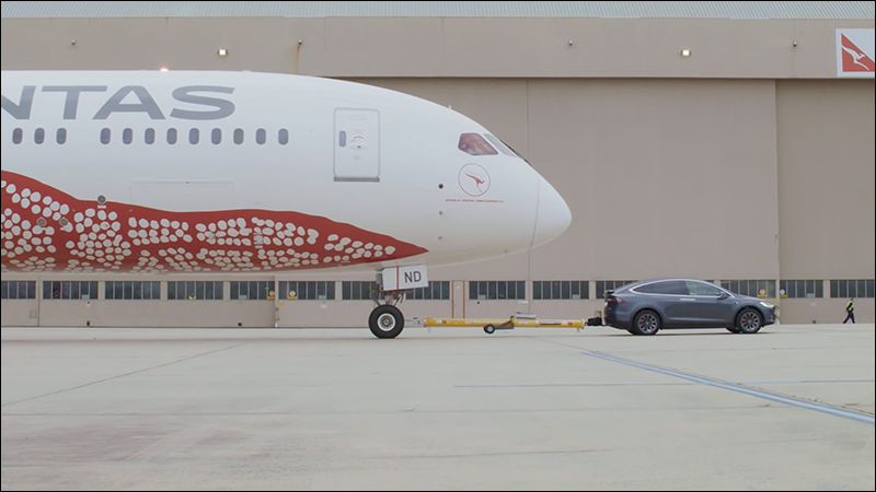 Tesla Model X 輕鬆拖動重達 130 噸的波音 787 夢幻客機 - 電腦王阿達