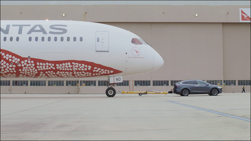 Tesla Model X 輕鬆拖動重達 130 噸的波音 787 夢幻客機 - 電腦王阿達 Tesla Model X 輕鬆拖動重達 130 噸的波音 787 夢幻客機 - 電腦王阿達