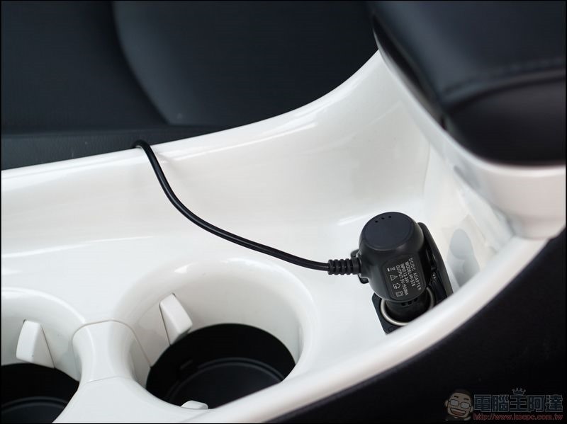GT-NITRO 二合一車用急速充電器 開箱 - 02 GT-NITRO 二合一車用急速充電器 開箱 - 02