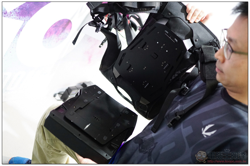 [ COMPUTEX 2018 ] 更輕巧燈光更炫的 VR 背包主機 ZOTAC VR GO 2.0 動手玩 - 電腦王阿達