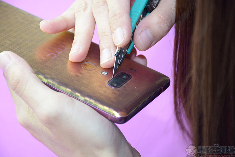 HTC U12+ 耀眼紅色就交給 HTC 認證的 imos 2.5D 滿版康寧玻璃保護貼 + 全機包膜 來守護! - 電腦王阿達 HTC U12+ 耀眼紅色就交給 HTC 認證的 imos 2.5D 滿版康寧玻璃保護貼 + 全機包膜 來守護! - 電腦王阿達